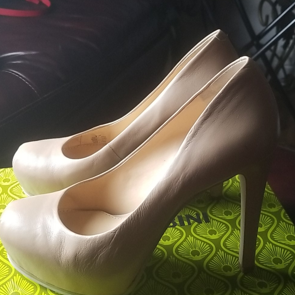 Nude Pumps.